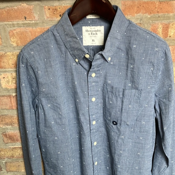 Abercrombie & Fitch - Picture 2 of 16